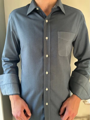 Lauren Ralph Lauren Skjorta | Non Iron  - Exklusiv gråblå skjorta. Det är en äkta Ralph Lauren-skjorta, tillverkad av deras företag, men den tillhör deras specifika kollektion "Lauren Ralph Lauren" (den gröna etiketten). Superfin kvalitet och helt non-iron! 🧵 Märke & Modell: Lauren Ralph Lauren 📏 Storlek & Passform: 16 34/35. Modellen är 189 cm.  🧩 Material: 100% bomull ✅ Skick: 9/10 – Nyskick! ✨ Detaljer: Tidlös design, bröstficka och snygg fit. 💰 Nypris: Ca 1299 kr ‼️ Skickas samma dag eller senast dagen efter betalning‼️