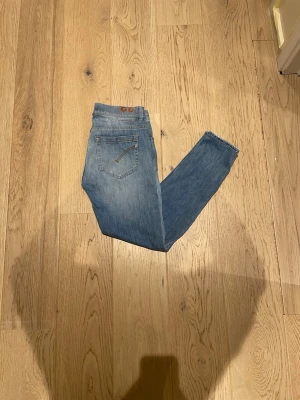 Ljus blåa Dondup goerge jeans  - Snygga ljusblå slim fit jeans med klassisk femficksdesign, riktigt feta dondup ljus blåa med väldigt snygga styngn #grisch 