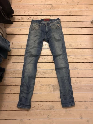 Replay Jeans ”Anbass” - Säljer nu dessa riktigt feta replay jeansen i mycket nyskick. Nypris 1499. Mitt pris 500. Storlek 29-32. Bara att skriva vid frågor eller funderingar 