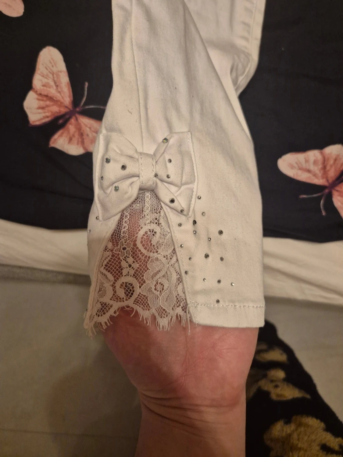 Vita jeans med spets och rosetter - 1