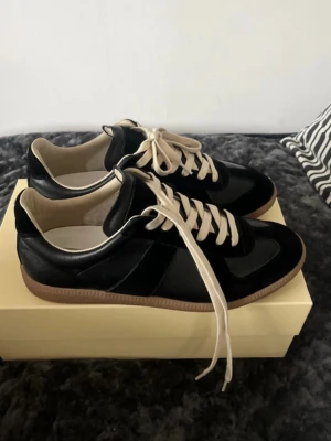 Svarta Maison Margiela Gats - Size 43, unsure about authenticity but its genuine leather and suede. Ask for more pictures if you want, only bags included, but i ship in another shoebox. Great condition, no heel drag only a little bit dirt, easy fix.