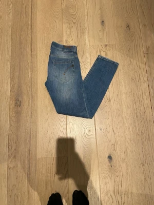 Blåa dondup jeans George  - Säljer ett par blå dondup jeanse med modellen George riktigt snygga styng och väldigt snygga slitningar #grisch