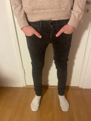 Dondup Jeans - Tja! Säljer ett par riktigt feta don dup jeans i färgen svart.                                                                                      Skick: 9,5/10                                                                                                                                                                        Nypris: 4000kr                                                                                         Säljs för: 499kr