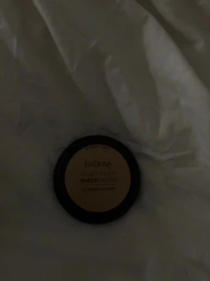 Isadora Velvet Touch Sheer Cover puder - Kompaktpuder från Isadora i rund svart dosa med beige lock. Velvet Touch Sheer Cover ger en naturlig finish och lätt täckning. Perfekt för att matta ner huden och jämna ut hudtonen. Enkel att ta med i väskan för touch-ups under dagen. Warm sand 44
