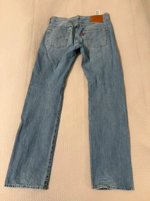 Levi’s 501 - 29/32 - Snygga byxor från Levi’s! | Nyskick! | Storlek: 29/32 | Nypris: 1249 kr | Perfekta till våren! 🌿 | 10% vid köp av 2 varor! | Vid frågor eller funderingar finns jag i DM! 📩 Mvh CVB Closet