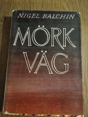 Nigel Balchin Mörk väg bok - Nigel Balchin Mörk väg bok. Inbunden utgåva på svenska med text i svart tryck. Boken innehåller löpande text uppdelad i kapitel. Omslaget har titel och författarnamn tryckt på framsidan samt längre baksidestext om innehållet.