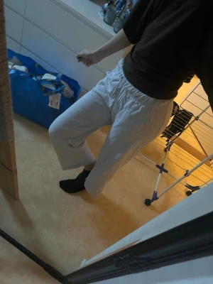 Vita mjukisbyxor med resårmidja - Ljusa mjukis byxor för lite yngre eller mindre. Som man ser på mig (170) är dem lite korta annars jätte fina 