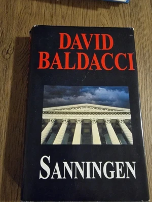 David Baldacci Sanningen bok inbunden - David Baldacci Sanningen bok i inbunden utgåva. Omslag i svart med titel och författarnamn på framsidan samt text på baksidan. Inlagan består av tryckt text på svenska. Passar för läsare som är intresserade av spännings- och thrillergenren.
