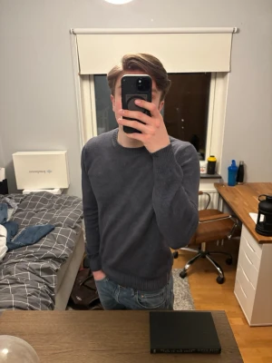 Grå Gran Sasso tröja - Storlek 50, sitter som M skulle jag säga, kolla måtten. | har liten missfärgning på framsidan, men syns knappast. | Väldigt skön och mjuk. Hör av vid funderingar!