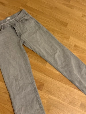 Grå jeans från ginatricot - Raka jeans från Gina storlek 40 M