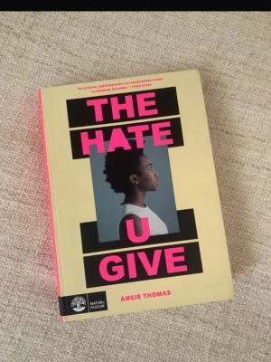 The Hate U Give av Angie Thomas - Säljer boken 'The Hate U Give' av Angie Thomas. Perfekt för dig som gillar ungdomsromaner med starka teman. Boken är även i väldigt bra skick.