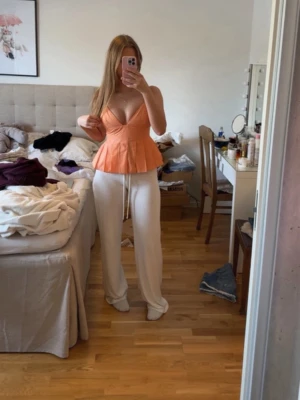 Orange zara topp - Säljer min orangea zara topp i s💕 helt ny med prislappen kvar💕