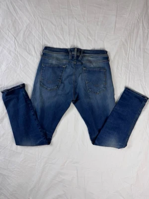 Replay Anbass Jeans - Säljer nu ett par Replay Anbass Jeans👖                                                              Storlek: 34/32, Skick: 9/10, Skriv vid minsta fråga, Fraktar alltid inom 24h efter köp📦