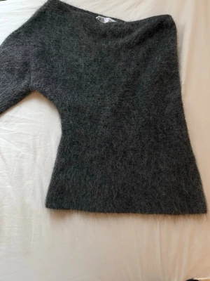 Zara - Tröja - Mysig och snygg mörkgrå tröja! Använd några få gånger! I super fint skick! 💕 Strl M men passar mig som har S