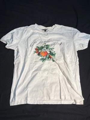 Vit t-shirt med citrusprint - Storlek M