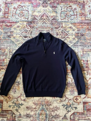 Marinblå halvzip från Polo Ralph Lauren - Halvzip från Ralph Lauren i storlek M. Stickad och exklusiv i mycket gott skick, ÄKTA. Perfekt inför sommaren, skriv vid minsta fråga💫