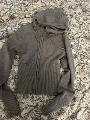 Grå hoodie från Gina Tricot - Mysig grå hoodie med dragkedja från Gina Tricot. Använt en gång 💕