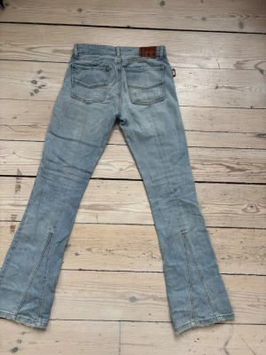 Ljusblå bootcut jeans Zadig Denim - Säljer ett par ljusblå bootcut jeans från Zadig Denim. Jeansen har klassisk femficksmodell, utsvängda ben och snygga sömdetaljer baktill. 