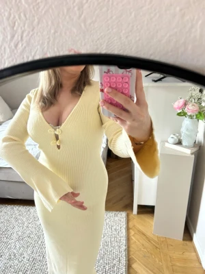 Ljusgul ribbad långklänning - Ljusgul figurnära långklänning från Ginatricot. Perfekt till midsommar/studentfest eller liknande. Nypris 899, endast använd 1 gång💛!PRIS GÅR ATT DISKUTERA! lägg bud 