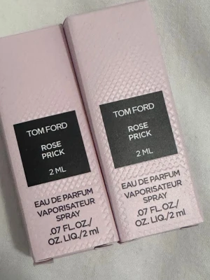 Tom Ford Rose Prick Eau de Parfum 2ml - Lyxig parfymprov från Tom Ford i doften Rose Prick. Kommer i små sprayflaskor på 2 ml med elegant ljusrosa förpackning och svart etikett. Perfekt att ha med i väskan för en fräsch doft av rosor när du är på språng.