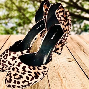 Snygga klackskor i leopardmönster från Attitude! - Snygga klackskor med spänne i leopardmönster från Attitude i storlek 41. Klackhöjd 7 cm. Sparsamt använda och i jättefint skick.