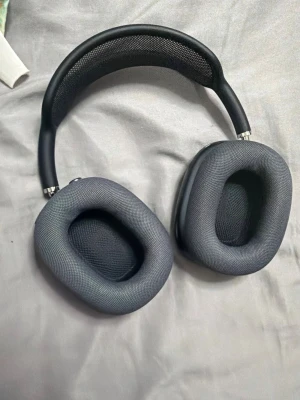 Apple AirPods Max hörlurar svart - Säljer ett par Apple AirPods Max i svart färg. Over-ear design med stora, mjuka öronkuddar och metallkåpor. Huvudbandet är vadderat och har mesh-material för extra komfort. Perfekt för dig som vill ha grymt ljud och stilren design. Använd enstaka gånger, kvitto finns ( digitalt) då den är köpt hos apples egna butik och de skickar kvitton via mail. Den är köpt inte så längesen. Pris kan diskuteras vid snabbaffär