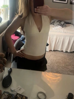 Vit halterneck linnetopp med knyt - Säljer en snygg vit linnetopp med halterneck och knyt i nacken. 