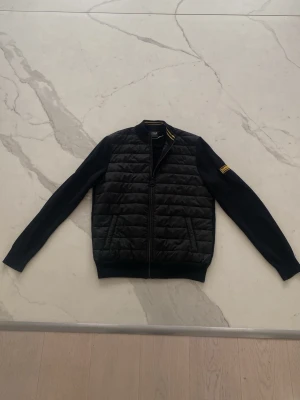 Barbour cardigan jacka - Svart cardiganjacka från Barbour med quiltad front och stickade ärmar | perfekt till våren och sommaren ☀️| mycket bra skick, 9/10 | köpt för 2599kr | storlek M | pris kan diskuteras!