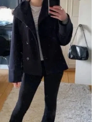 Marinblå skepparkavaj från Gloverall - Stilren marinblå skepparkavaj. (Lånad bild 1) strl 158/164