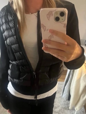 Svart quiltad pufferjacka från Moncler - Snygg och trendig cardigan med quiltad framsida och stickade ärmar. Storlek 1, passar xs/s dam Inköpt på vinted med tilläggstjänsten äkthetsverifikation, qr-kod finns även. I Mycket gott skick! 