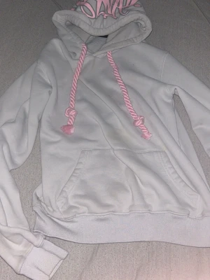 Syna world hoodie - Säljer en Syna world hoodie då den blivit för liten för mig, bra skick på hoodien och pris kan diskuteras.