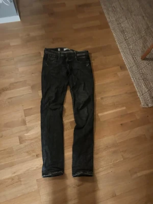 Replay anbass Jeans - Snygga svarta replay anbass jeans i storlek 32/34