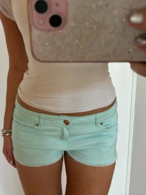 Lågmidjade turkosa shorts - Såå snygga Lågmidjade turkosa shorts! Midjemått rakt över: 40. Jag är 168 och det är mina bilder, köp via köp nu direkt eller Swish, kvar tills markerad som såld 💖 