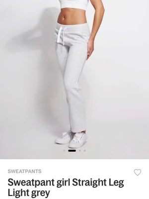 Russemerch - Snygga ljusgrå mjukisbyxor med rak passform och dragsko i midjan. Aldrig använda då ja beställde fel storlek! Nypris 499 