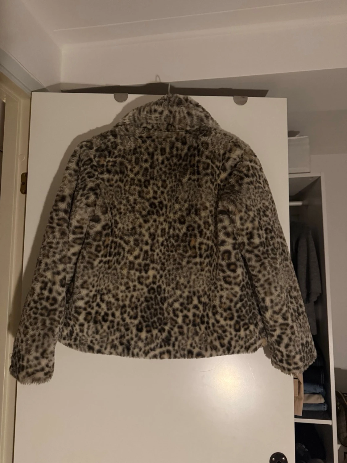 Leopardmönstrad pälsjacka - 1