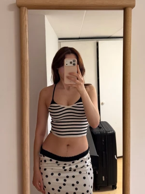 Randig topp - Säljer en snygg tubtopp, så snyggt att kombinera med en korstriangel eller svart bikini som jag på bilden wow 🫠🥰