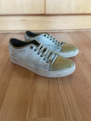 Lanvin skor - Tjena, säljer nu dessa feta lanvin skor för endas 999kr. Skorna är bra skick men lite slitna men har mycket mer kvar att ge. Den har glansig toecap. Storleken är UK6 och 41. Box ingår och 2st skosnören hönger med. Hör av er för mer frågor🥂