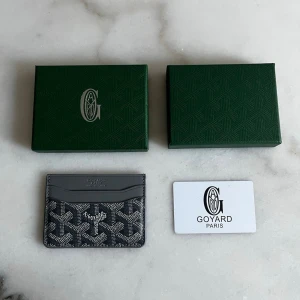 Grå & Svart Plånbok / Korthållare - Grå o svart plånbok. Helt ny oanvänt och kommer med boxen och korten.