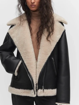 Svart teddyjacka med beige foder - Säljer en oversized svart teddyjacka med mjukt beige sectionsfoder och bred krage. Den är använd fåtal gånger och välbevarad 