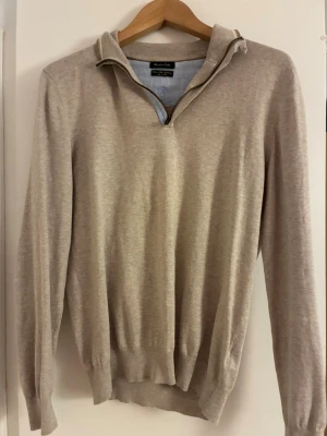 Massimo Dutti half zip - Säljer min Massimo Dutti tröja som har färgen ljusbrun/Biege. Den är skitfet när man matchar det med en skjorta eller vanlig t shirt under. Storlek s-m. Den sitter bra i storleken och inga hål eller fläckar. Om de är några funderingar är de bara att höra av sig! 