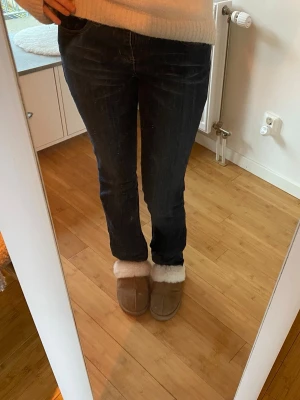 Mörkblå raka jeans med lågmidja  - Snygga mörkblå raka jeans med klassisk femficksdesign och låg midja. Köpta på Sellpy men aldrig använda av mig. Skulle säga att de är i nytt skick