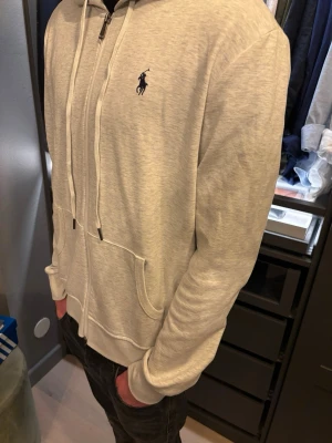 Ljusgrå zip hoodie från Polo Ralph Lauren - Skick 9/10, extremt skön, modellen: 177cm,  skriv vid frågor eller intresse! Fraktar samma dag📦🙌🏻