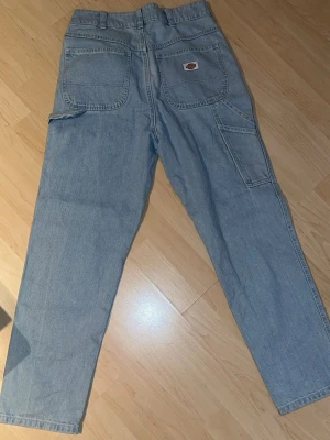 Ljusblå Dickies loose fit jeans - Säljer ett par ljusblå loose fit jeans från Dickies med raka ben och stora bakfickor. 