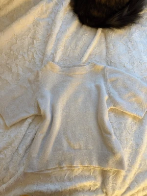 Vit stickad tröja Gina Tricot - Säljer en enkel och stilren vit stickad tröja från Gina Tricot. Tröjan har korta ärmar, ribbad halsringning och ribbade muddar nedtill. Perfekt att matcha med jeans eller kjol för en clean look. Priset går såklart att diskuteras och skriv om du har några frågor💕