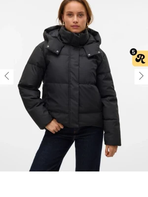 Svart pufferjacka med huva - Säljer nu min puffiga vinter jacka. Då den inte kommer till användning har haft den i snart 2 månader knappt använd perfekt skick och passar för både xs-S inga skador finns! Köpt för 800 men säljer nu denna för 700 