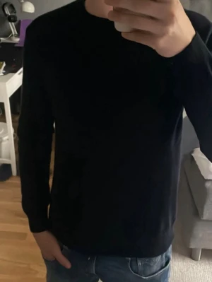 Oscar Jacobson Ulltröja  - En enkel och stilren marinblå ull tröja från Oscar Jacobson med rund hals och långa ärmar. Perfekt att matcha med jeans eller över en skjorta för en clean look. Tröjan har en klassisk passform och ribbade muddar vid ärmslut och nederkant. Nypris 1600 mitt    499