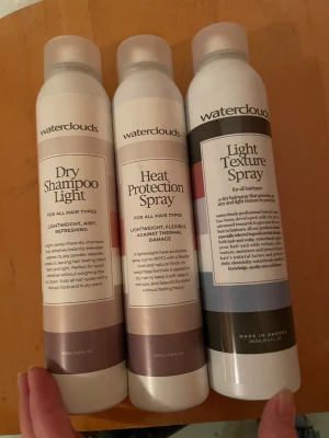 Watercloud dry shampoo, light texture spray & heat protection  - Säljer ett set med tre hårprodukter från Waterclouds: Dry Shampoo Light, Heat Protection Spray och Light Texture Spray. Alla flaskor är vita med pastellfärgade etiketter och rymmer 200 ml. Perfekt för dig som vill ha lätt och flexibel styling samt skydd mot värme.