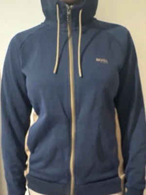 En blå beige HUGOBOSS kofta - Säljer en blå begie hugoboss kofta, kommit till användning 1/2 gånger mycket bra material.