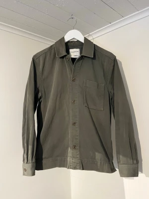 These Glory Days Overshirt mörkgrön  - Säljer denna sjukt snygga Overshirten från These Glory Days⭐️ Färgen är mörkgrön och storleken är M✅ Den har inga defekter och skicket är utomordentligt🙌🤝 Sjukt najs passform och passar perfekt till hösten☀️🙌 Tveka inte på att höra av er dig vid minsta fråga eller fundering😊