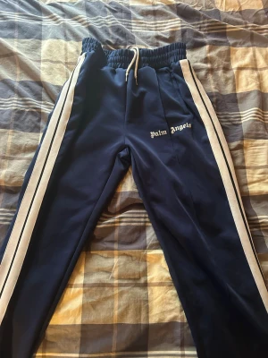 Palm Angels mörkblå mjukisbyxor - Mörkblå mjukisbyxor från Palm Angels Storlek M bra skick
